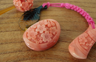 伝統工芸四国展入選作品の珊瑚作品。帯留め・かんざし・帯飾りをご紹介致します♪